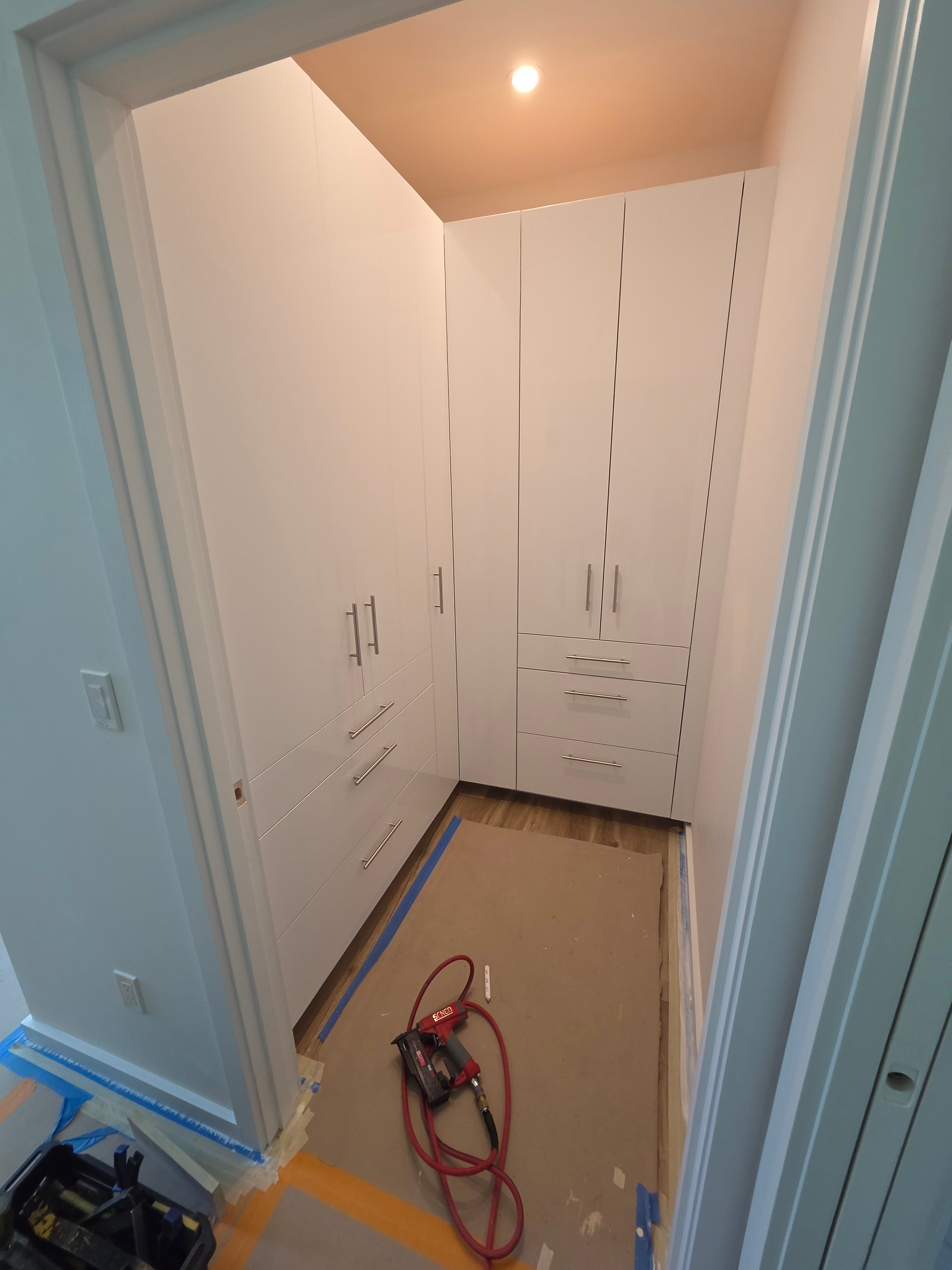 High gloss cabinet installation