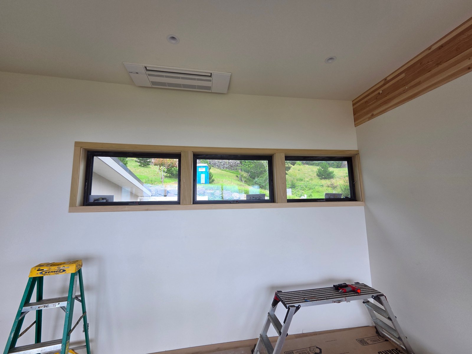 Round wall trim bending detail